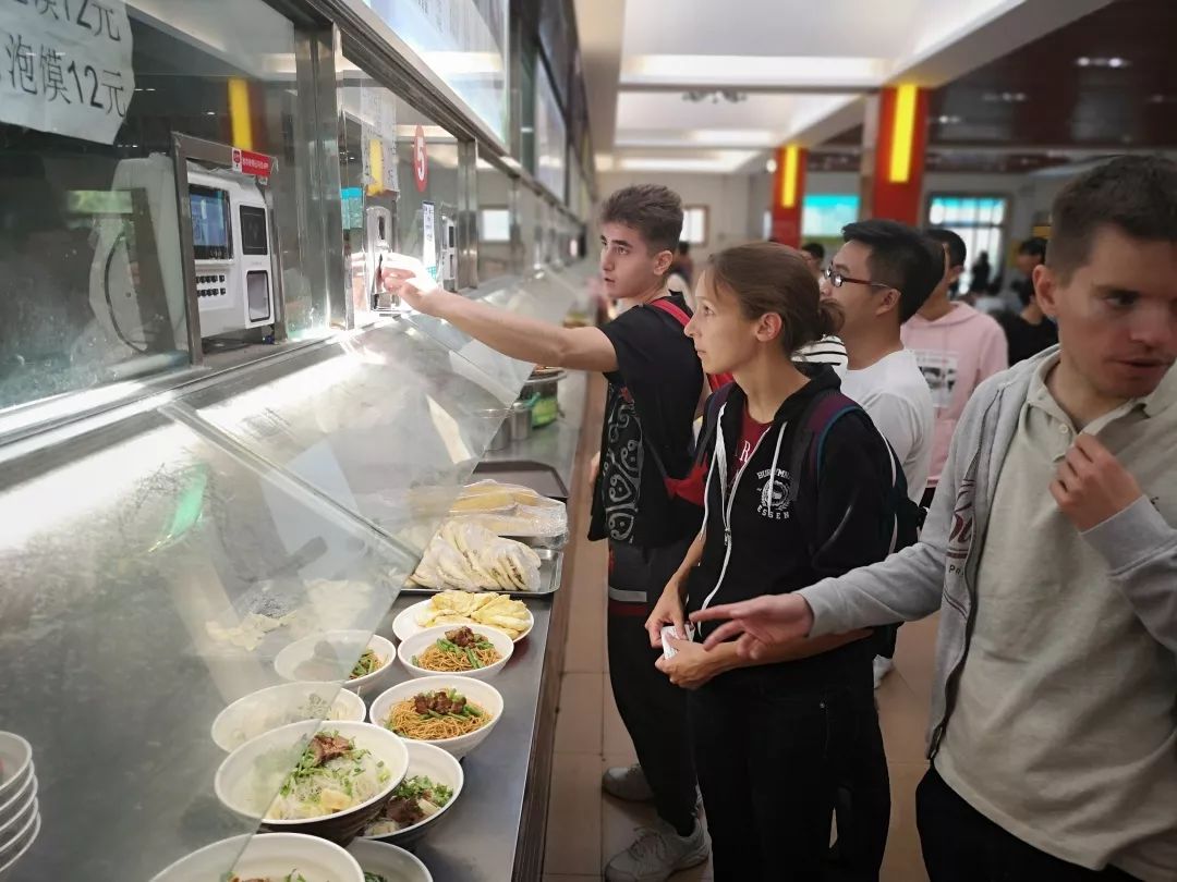 更接地氣的是在武漢大學食堂就餐,瞬間成為大家每天最開心的時刻